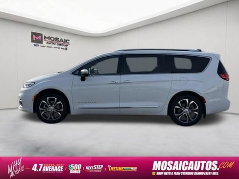 Used 2025 Chrysler Pacifica Pinnacle w/ Trailer Tow Group AWD/4WD image 4