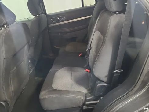Used 2018 Ford Explorer XLT image 10