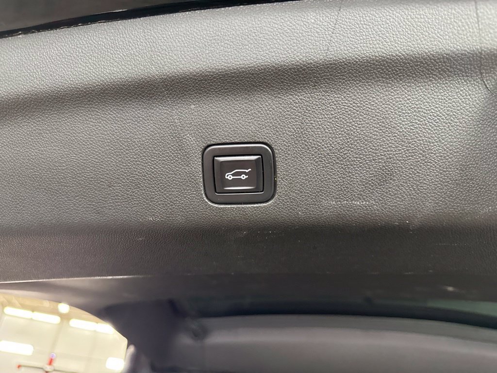 Used 2022 GMC Yukon XL Denali AWD/4WD image 14