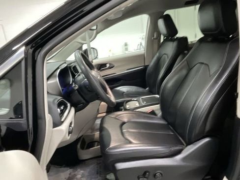 Used 2024 Chrysler Pacifica Touring-L image 21