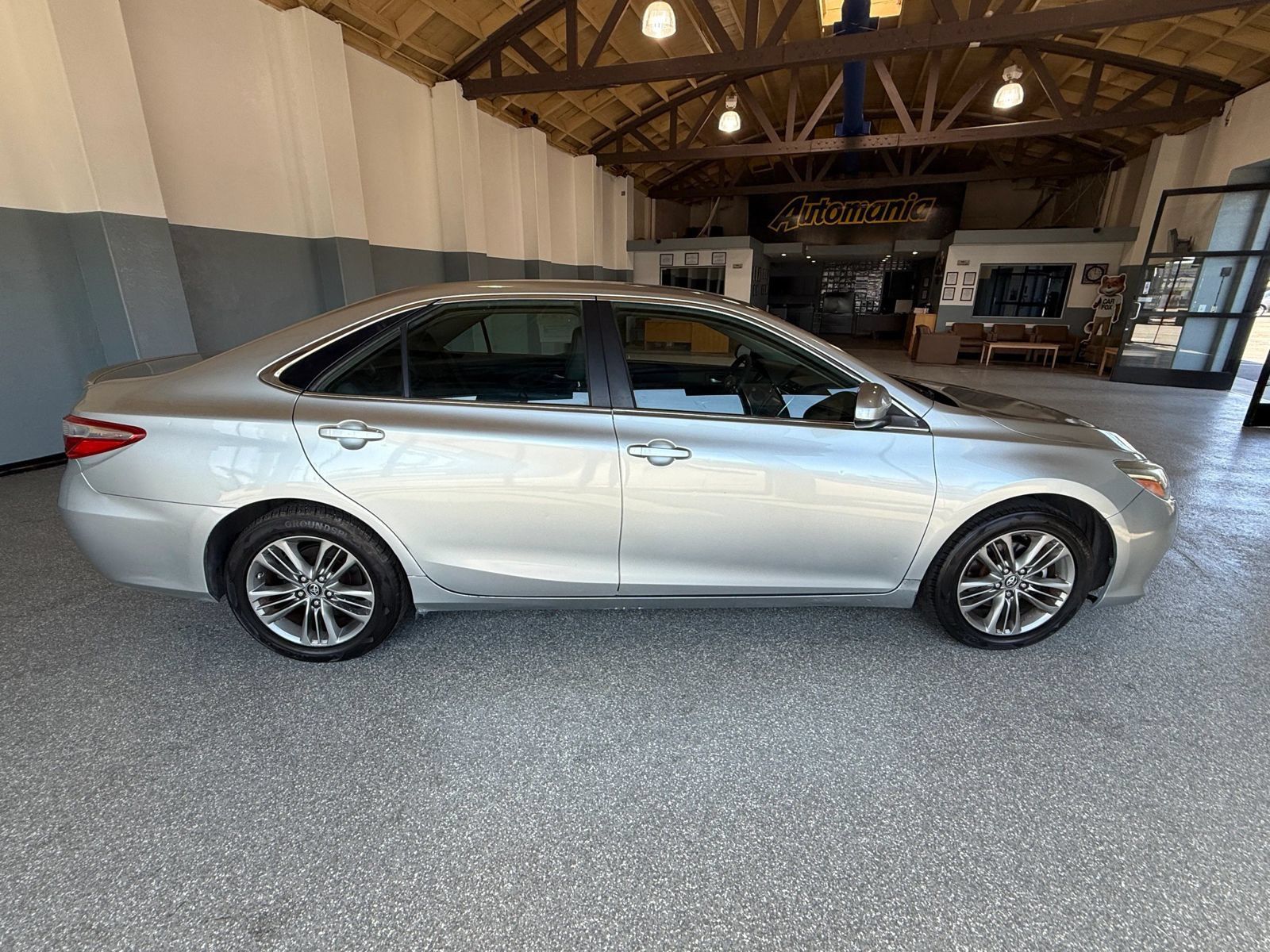 Used 2016 Toyota Camry SE FWD image 8