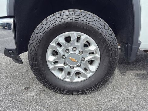 Used 2024 Chevrolet Silverado 2500 LT AWD/4WD image 9
