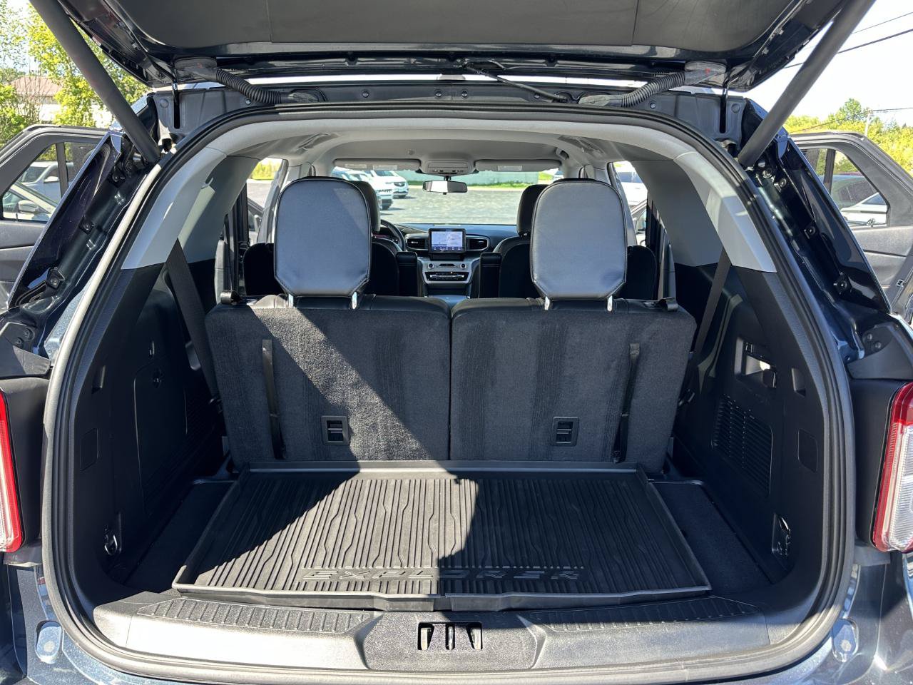 Used 2022 Ford Explorer XLT w/ Equipment Group 202A AWD/4WD image 35