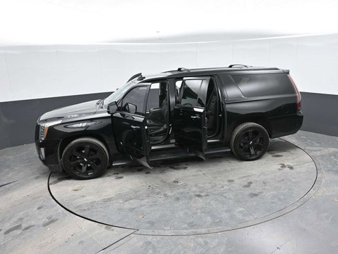 Used 2019 Cadillac Escalade ESV Premium Luxury w/ Escalade Sport Edition AWD/4WD image 59