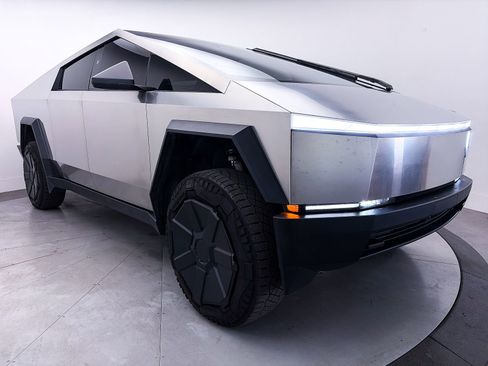 Used 2024 Tesla Cybertruck AWD Crew Cab image 9