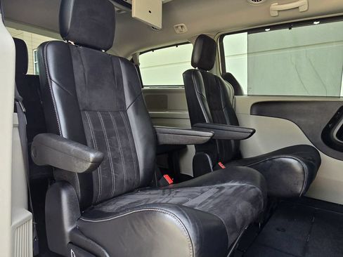 Used 2016 Chrysler Town & Country Limited FWD image 42