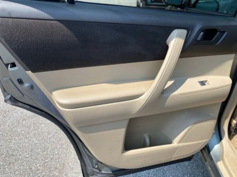 Used 2010 Toyota Highlander 4WD image 16