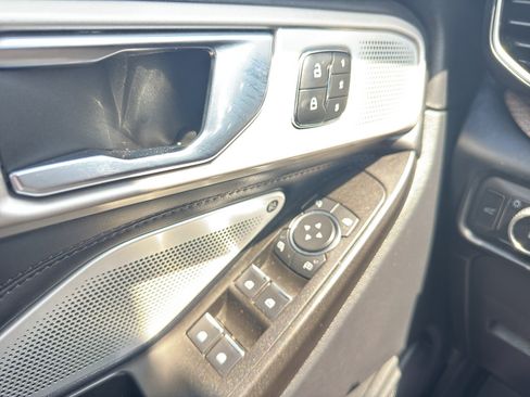 Used 2020 Ford Explorer Platinum w/ Premium Technology Package AWD/4WD image 11