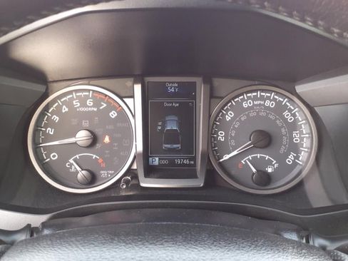 Used 2022 Toyota Tacoma TRD Off-Road AWD/4WD image 9
