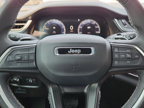 Used 2025 Jeep Grand Cherokee Laredo X RWD image 19