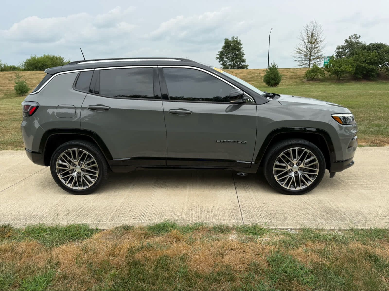 Used 2022 Jeep Compass Limited w/ Elite Group AWD/4WD image 4