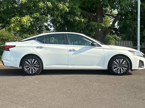 Used 2025 Nissan Altima 2.5 SV FWD image 8