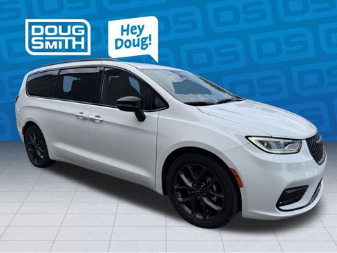Used 2025 Chrysler Pacifica Limited FWD image 4