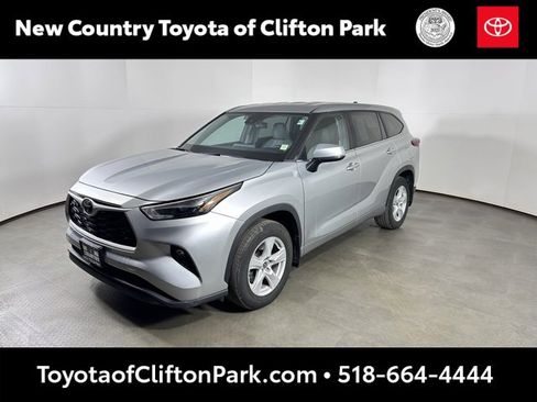 Used 2023 Toyota Highlander LE image 7