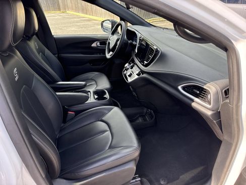 Used 2024 Chrysler Pacifica Limited FWD image 37