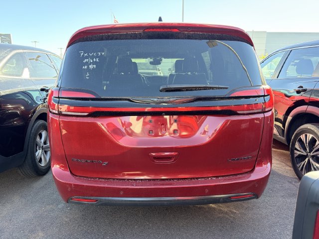 Used 2025 Chrysler Pacifica Limited FWD image 7