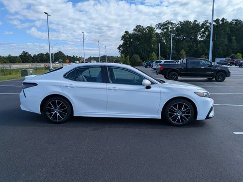 Used 2024 Toyota Camry SE FWD image 2