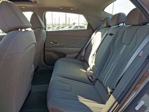 Certified 2025 Hyundai Elantra SEL FWD image 10