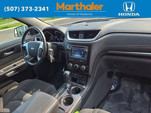Used 2017 Chevrolet Traverse LT FWD image 21