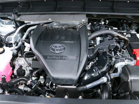 Used 2023 Toyota Highlander XLE FWD image 33