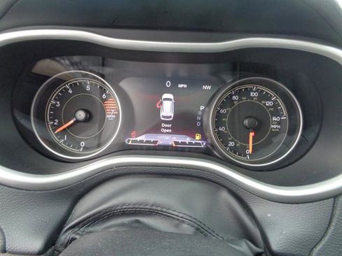 Used 2017 Jeep Cherokee Limited image 32