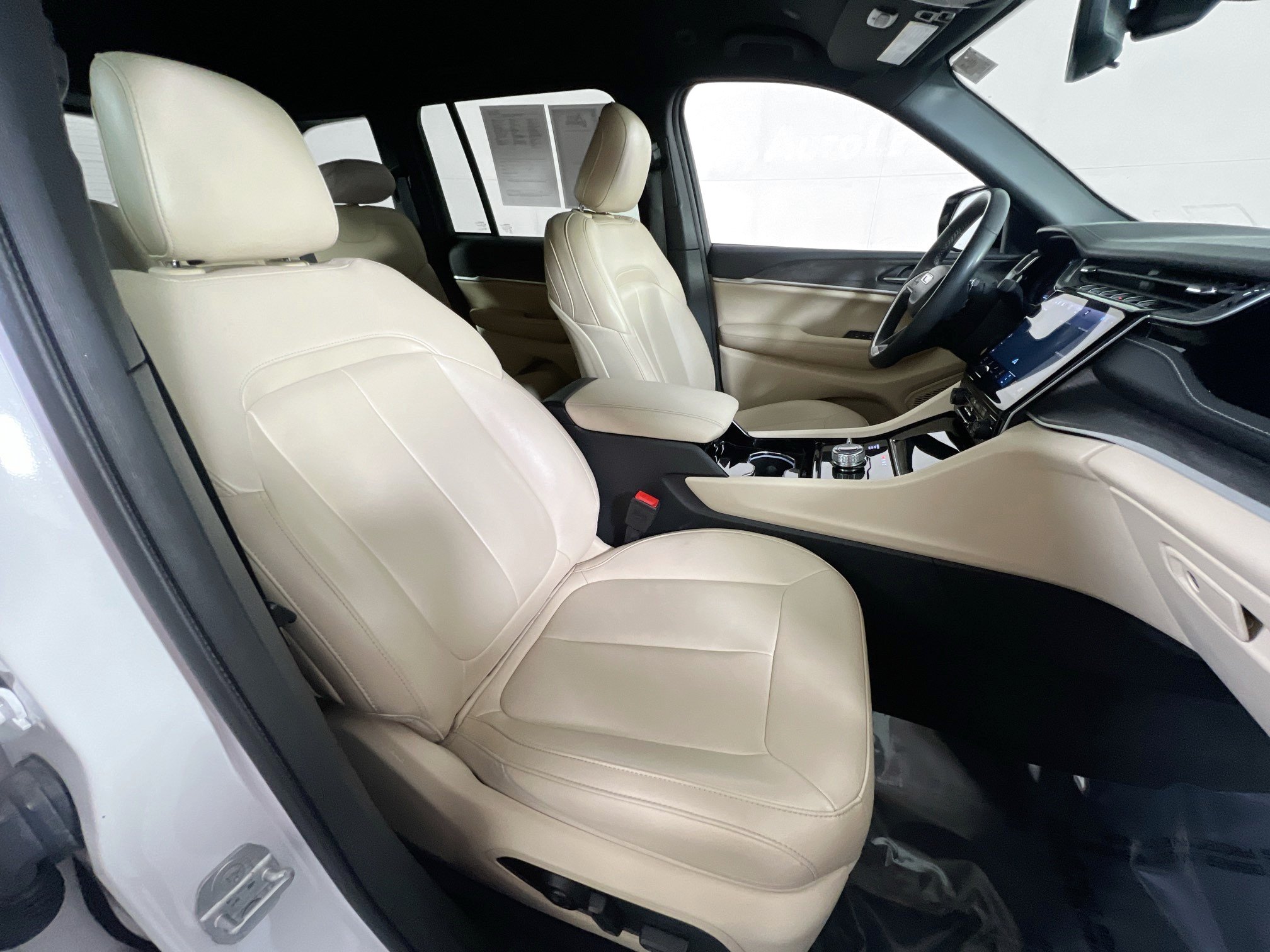 Used 2023 Jeep Grand Cherokee Limited AWD/4WD image 27