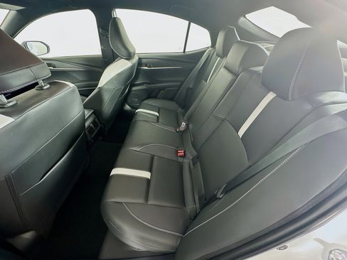 Used 2025 Toyota Camry SE image 28