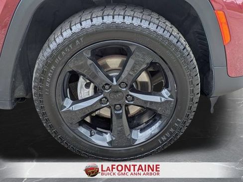 Used 2024 Jeep Grand Cherokee Altitude AWD/4WD image 30