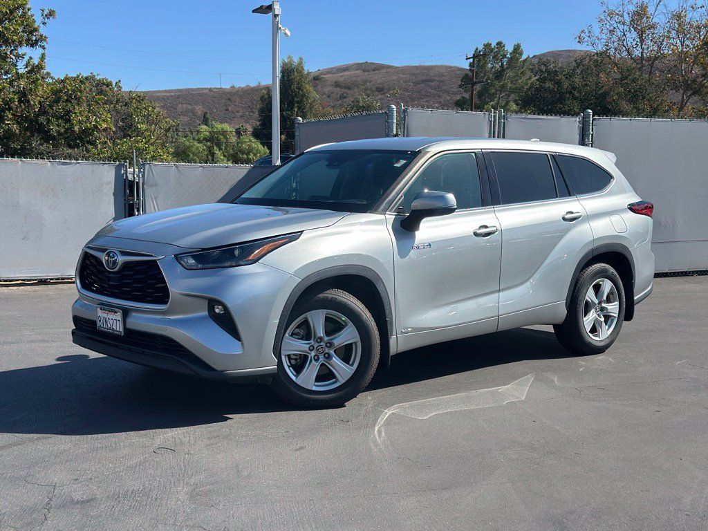 Used 2021 Toyota Highlander LE AWD/4WD image 1