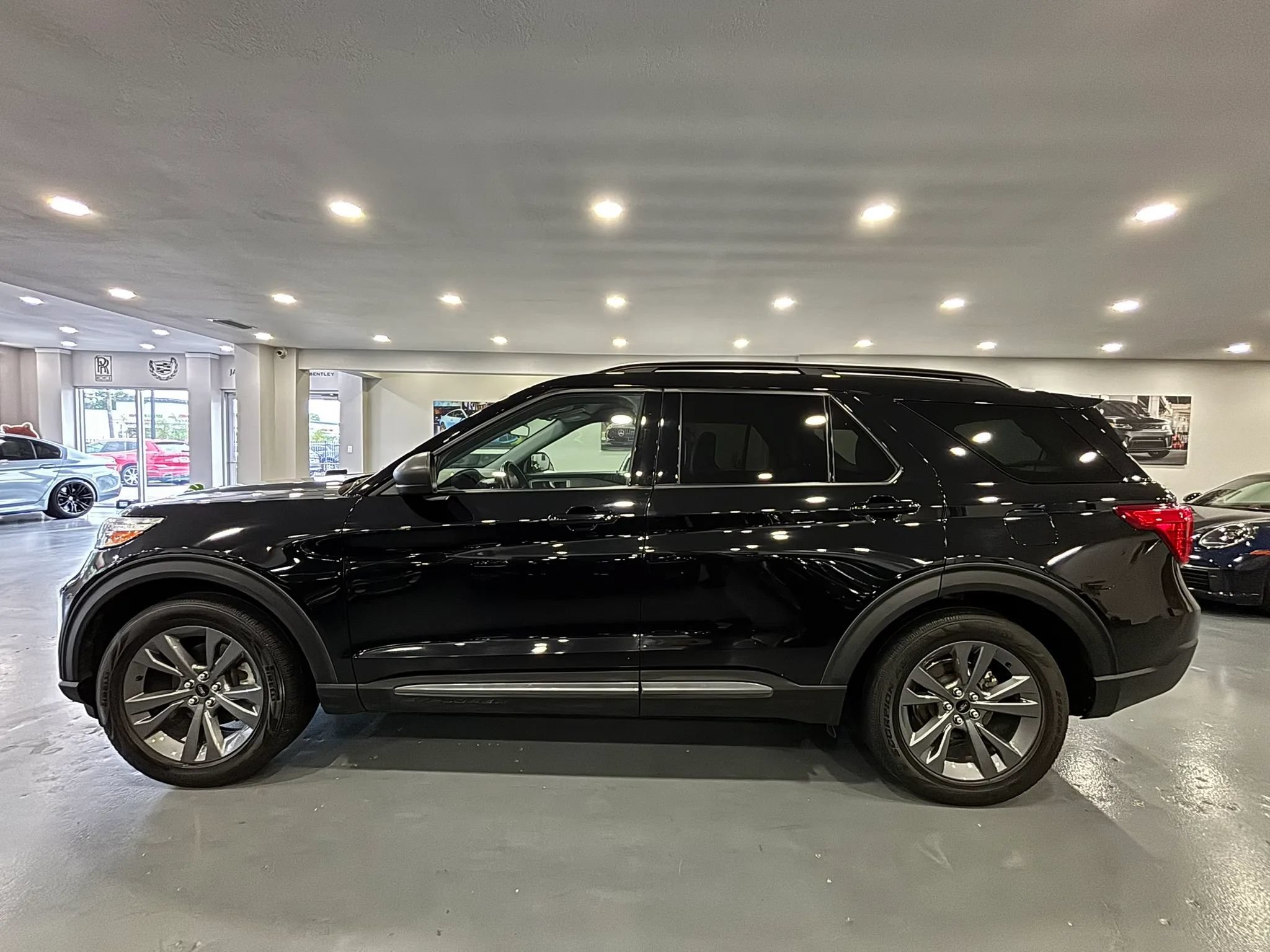 Used 2021 Ford Explorer XLT w/ Equipment Group 202A RWD image 4