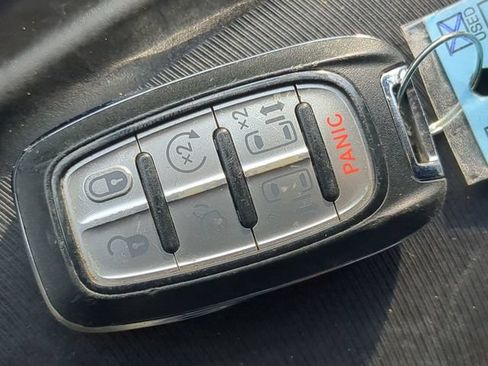 Used 2019 Chrysler Pacifica Touring-L FWD image 27