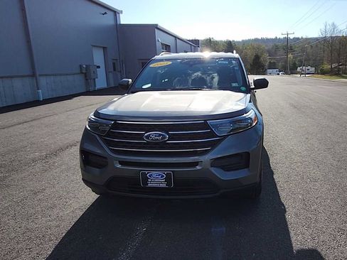 Used 2023 Ford Explorer XLT AWD/4WD image 3