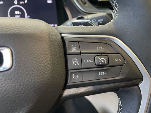 Used 2025 Jeep Grand Cherokee L Limited AWD/4WD image 21
