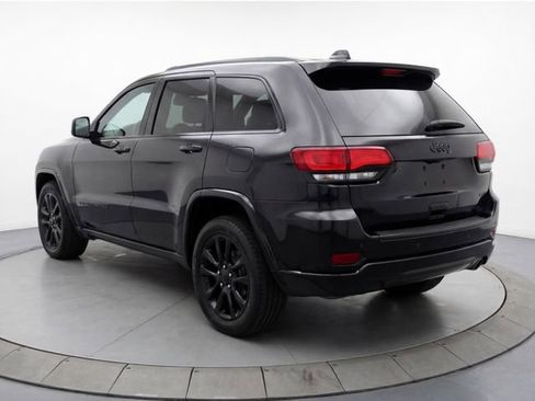 Used 2017 Jeep Grand Cherokee Altitude image 3