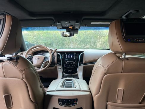 Used 2019 Cadillac Escalade ESV Platinum image 17