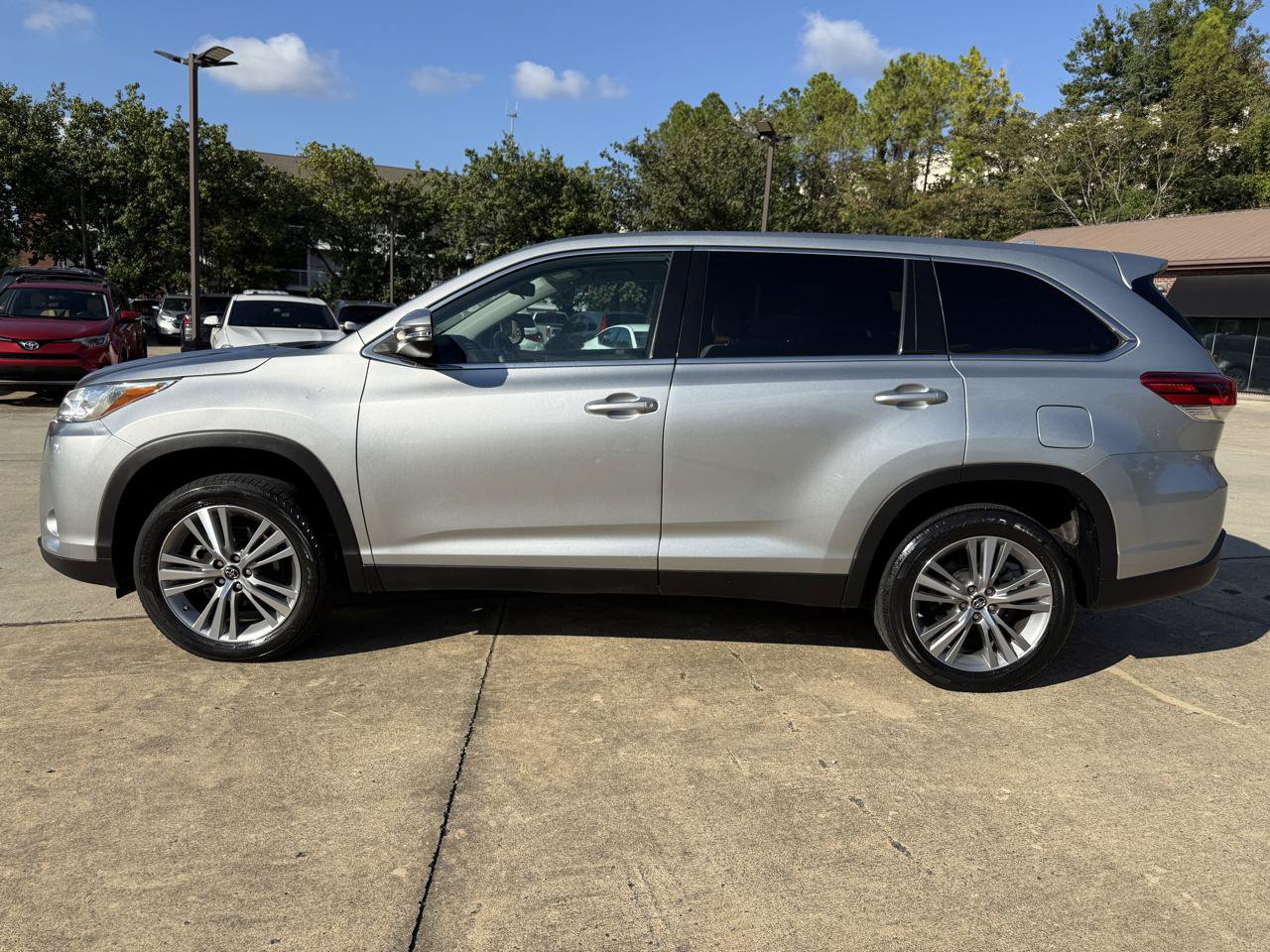 Used 2019 Toyota Highlander Plus FWD image 2