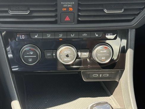 Certified 2023 Volkswagen Jetta SE w/ Panoramic Sunroof Package FWD image 27