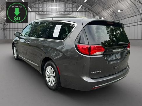 Used 2017 Chrysler Pacifica Touring-L FWD image 3