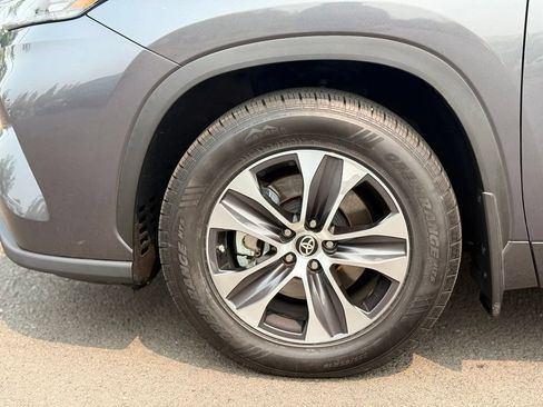 Used 2020 Toyota Highlander XLE AWD/4WD image 9