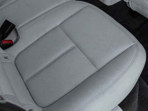 Certified 2023 Porsche Macan image 39