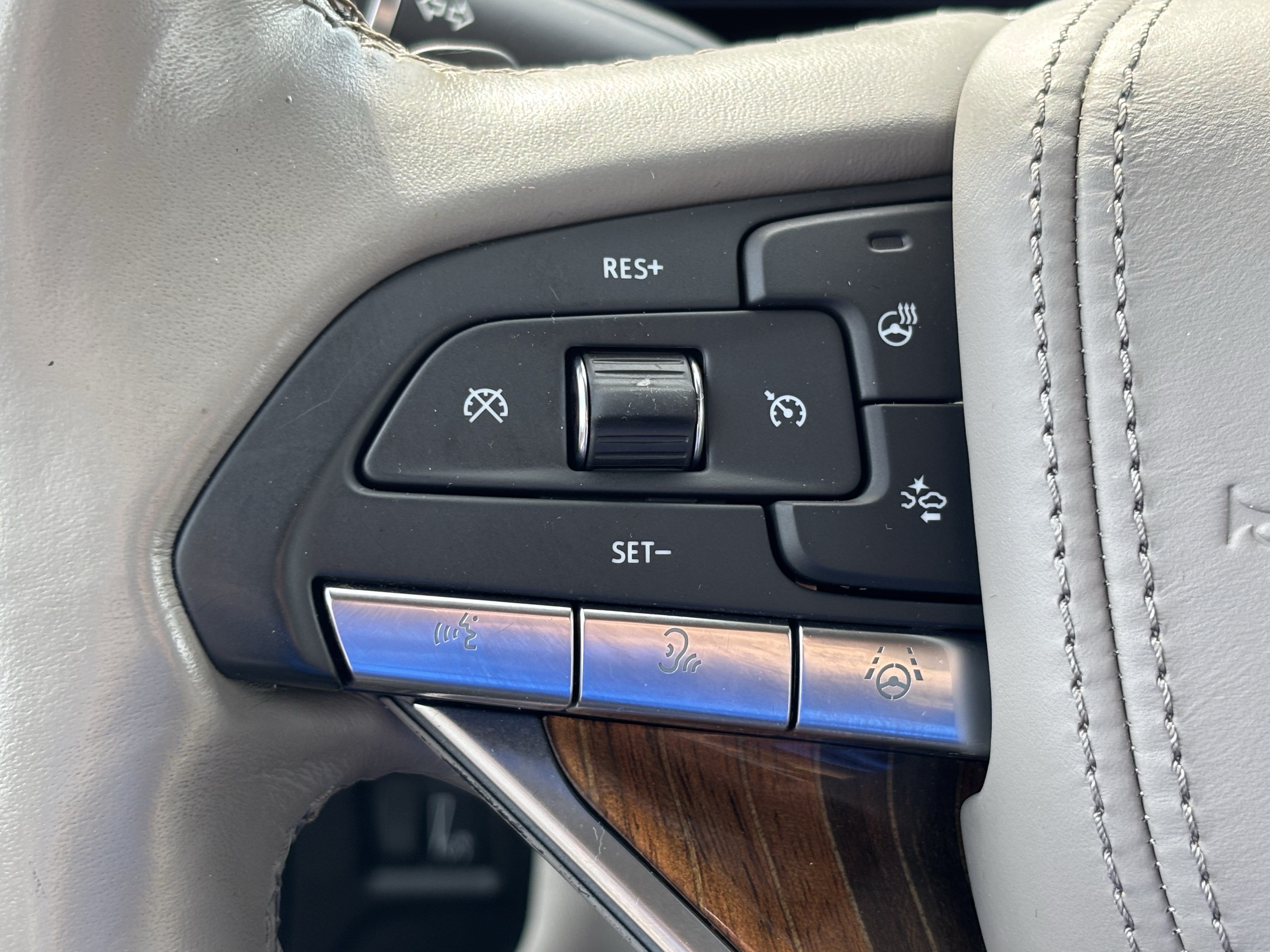 Used 2021 Cadillac Escalade Premium Luxury Platinum RWD image 19