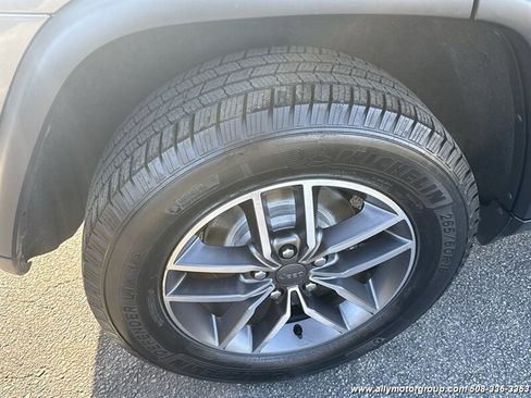 Used 2020 Jeep Grand Cherokee Limited image 13