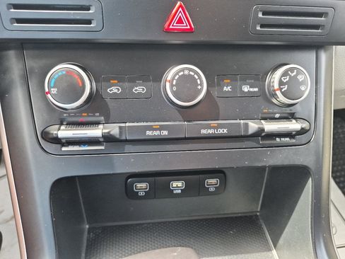 Used 2023 Kia Carnival LX FWD image 20