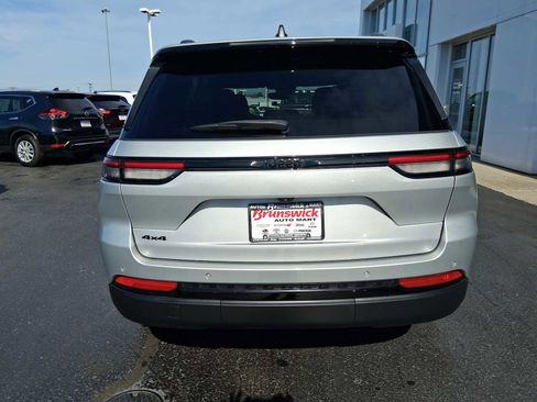 Used 2023 Jeep Grand Cherokee Altitude image 5