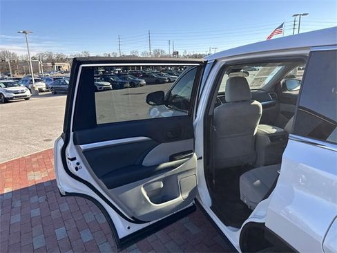 Used 2019 Toyota Highlander LE image 27