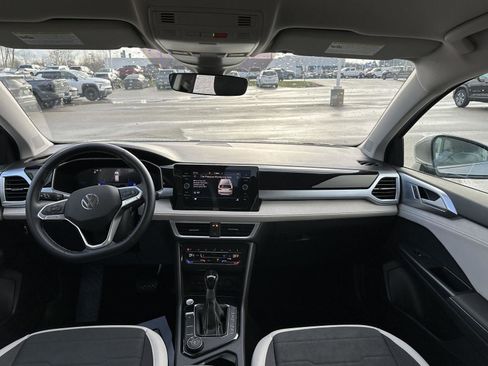 Used 2025 Volkswagen Taos SE image 16