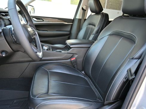 Used 2023 Jeep Grand Cherokee L Limited w/ Luxury Tech Group II AWD/4WD image 17