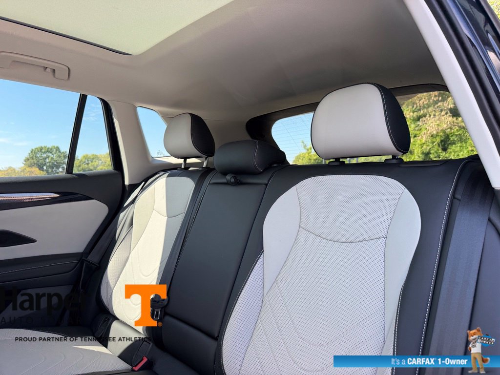 Used 2025 Volkswagen Tiguan SE w/ Panoramic Sunroof Package AWD/4WD image 9