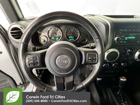 Used 2016 Jeep Wrangler Unlimited Rubicon w/ Connectivity Group image 8