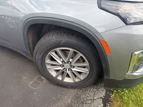 Used 2023 Chevrolet Traverse LT image 2